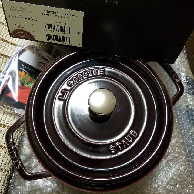 STAUB(ストウブ)のstaub ラウンドココット 22cm オーベルジン ナス インテリア/住まい/日用品のキッチン/食器(鍋/フライパン)の商品写真