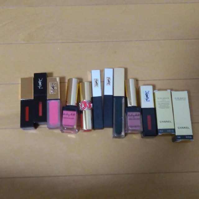 Yves Saint Laurent Beaute(イヴサンローランボーテ)のイヴ・サンローラン新品5本セット＋たくさんおまけ コスメ/美容のベースメイク/化粧品(リップグロス)の商品写真