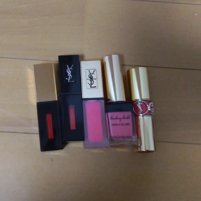 Yves Saint Laurent Beaute(イヴサンローランボーテ)のイヴ・サンローラン新品5本セット＋たくさんおまけ コスメ/美容のベースメイク/化粧品(リップグロス)の商品写真