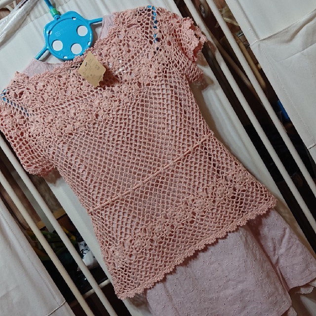 新品未使用タグ付き鍵編みピンクチュニック キッズ/ベビー/マタニティのキッズ服女の子用(90cm~)(ニット)の商品写真