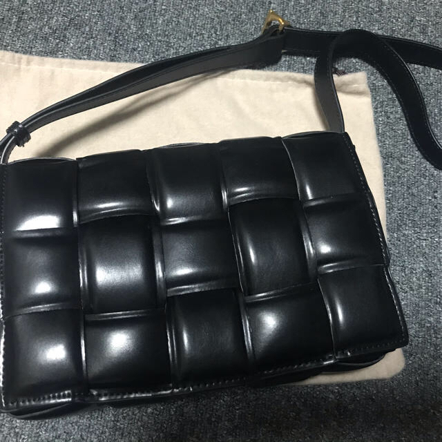 Bottega Veneta(ボッテガヴェネタ)のbiki様専用★ペーパーカーフ パデッド カセット★バッグ　 レディースのバッグ(ショルダーバッグ)の商品写真