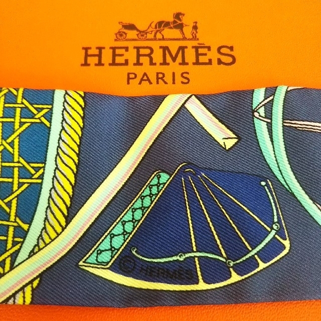 Hermes(エルメス)の⭐️ 新品 未使用 美品 エルメス ツイリー スカーフ ピンク タグ付 ピンク レディースのファッション小物(バンダナ/スカーフ)の商品写真