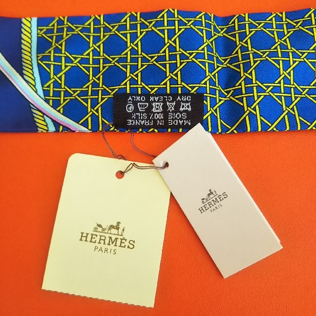 Hermes(エルメス)の⭐️ 新品 未使用 美品 エルメス ツイリー スカーフ ピンク タグ付 ピンク レディースのファッション小物(バンダナ/スカーフ)の商品写真