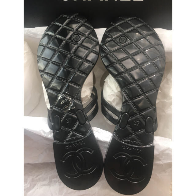CHANEL(シャネル)の▶︎▶︎ CHANEL シャネル カメリア ビーチサンダル ブラックオフホワイト レディースの靴/シューズ(ビーチサンダル)の商品写真