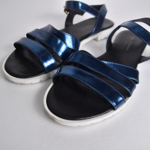 FABIO RUSCONI(ファビオルスコーニ)の美品　ファビオルスコーニ　メタリック　サンダル　ブルー レディースの靴/シューズ(サンダル)の商品写真
