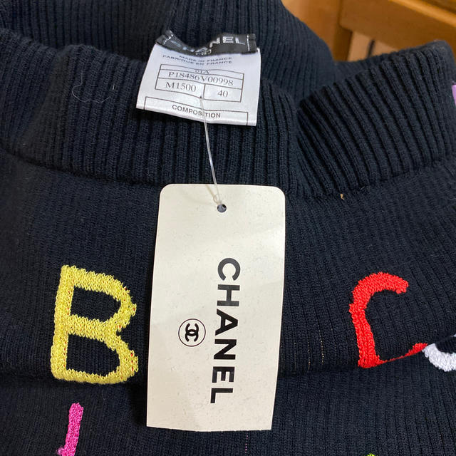 CHANEL(シャネル)のシャネル　タグ付　未使用　アルファベット　ニット　スカート レディースのスカート(ひざ丈スカート)の商品写真