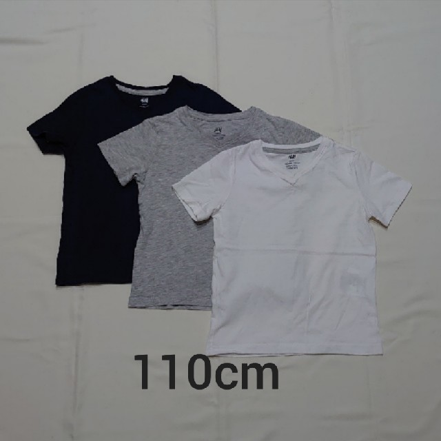 H&M(エイチアンドエム)のH&M半袖TシャツVネック3点セット110cmシンプル無地 キッズ/ベビー/マタニティのキッズ服男の子用(90cm~)(Tシャツ/カットソー)の商品写真