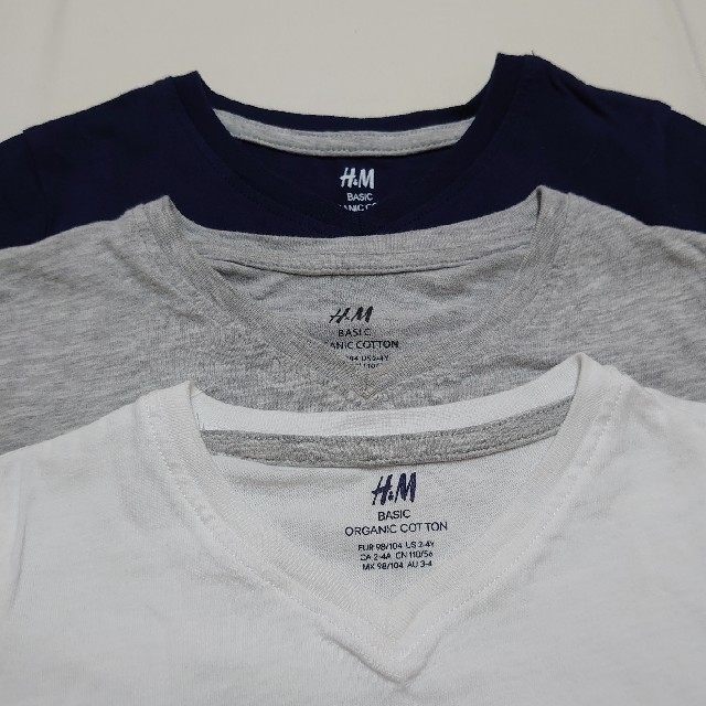 H&M(エイチアンドエム)のH&M半袖TシャツVネック3点セット110cmシンプル無地 キッズ/ベビー/マタニティのキッズ服男の子用(90cm~)(Tシャツ/カットソー)の商品写真