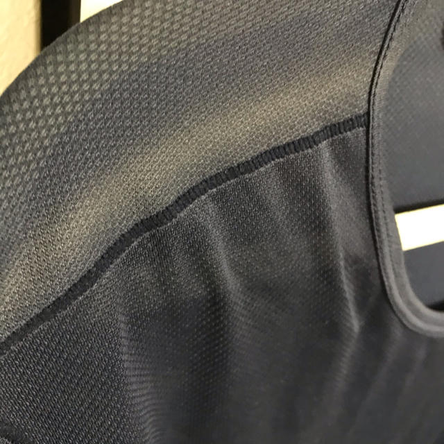 UNIQLO(ユニクロ)のGUドライ黒タンク・UNIQLOエアリズム紺半袖 メンズのアンダーウェア(その他)の商品写真