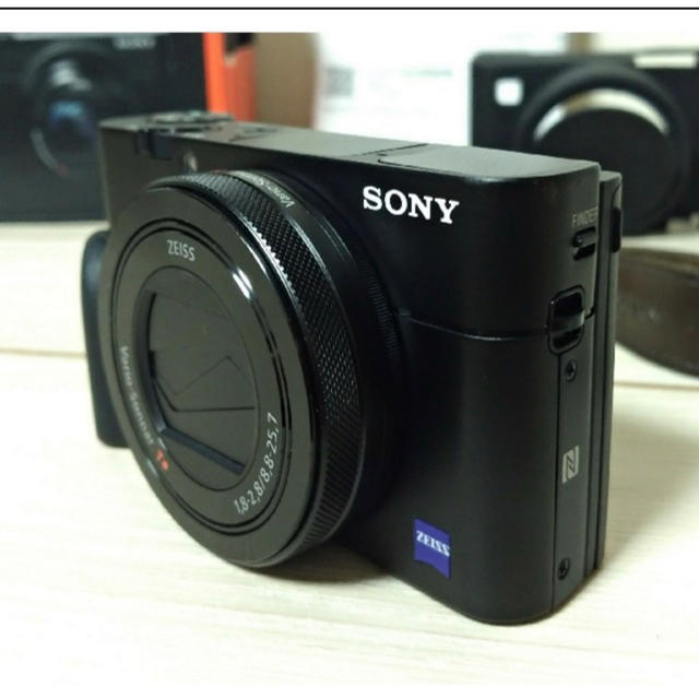 SONY(ソニー)のSONY RX100V DSC-RX100M5 スマホ/家電/カメラのカメラ(コンパクトデジタルカメラ)の商品写真