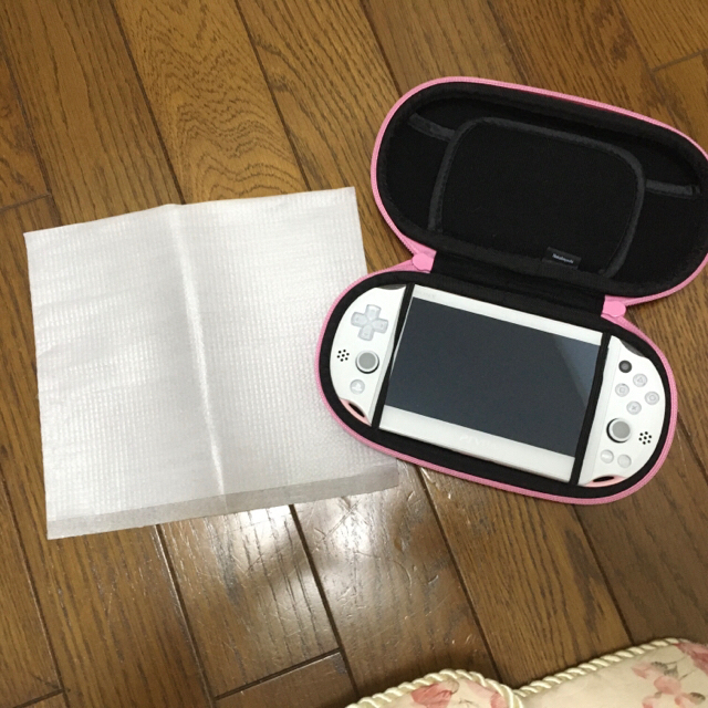 PlayStation Vita(プレイステーションヴィータ)のPlayStation®Vita（PCH-2000シリーズ）Wi-Fiモデル  エンタメ/ホビーのゲームソフト/ゲーム機本体(携帯用ゲーム機本体)の商品写真