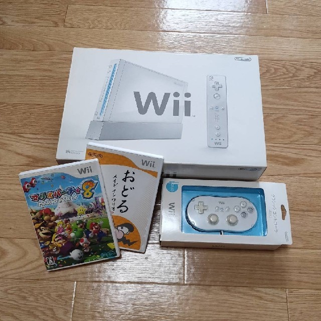 Wii(ウィー)のNintendo Wii 本体 クラシックコントローラ ソフト2本 セット エンタメ/ホビーのゲームソフト/ゲーム機本体(家庭用ゲーム機本体)の商品写真