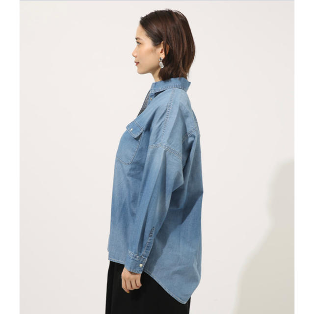 AZUL by moussy(アズールバイマウジー)のAZUL  by  moussy ビッグデニムシャツ レディースのトップス(シャツ/ブラウス(長袖/七分))の商品写真