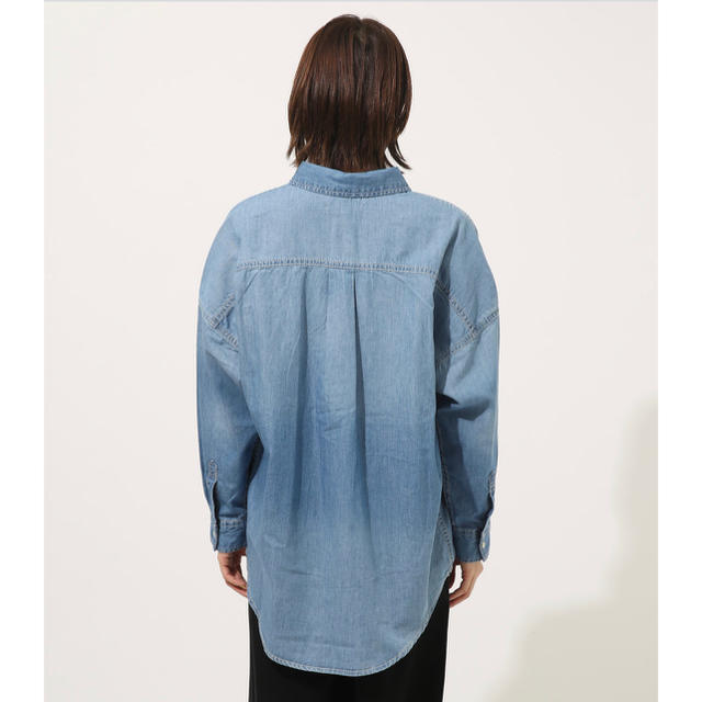 AZUL by moussy(アズールバイマウジー)のAZUL  by  moussy ビッグデニムシャツ レディースのトップス(シャツ/ブラウス(長袖/七分))の商品写真