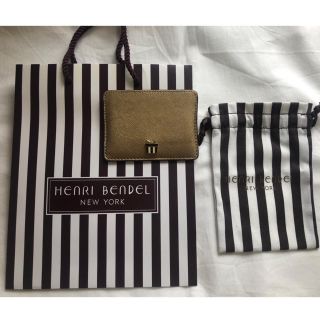 ヘンリベンデル(Henri Bendel)のヘンリベンデル ゴールド カードケース　コットン袋&ショッパー付き(パスケース/IDカードホルダー)