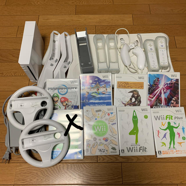 Wii(ウィー)のwii本体 + マリオカートwii + wiiハンドル 他ソフト計7本 エンタメ/ホビーのゲームソフト/ゲーム機本体(家庭用ゲーム機本体)の商品写真