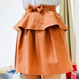 ピンク　スカート　赤　オレンジ　フリル　膝丈　カジュアル　フォーマル　かわいい(ひざ丈スカート)