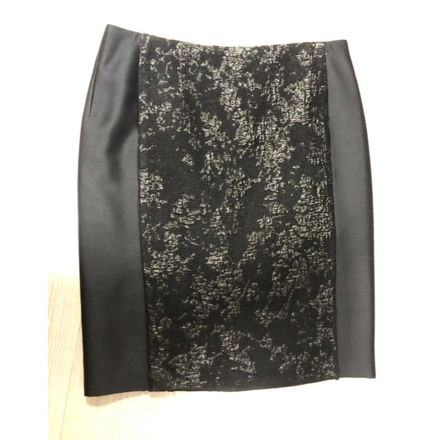 ADORE(アドーア)のADORE 黒　箔生地　スカート レディースのスカート(ひざ丈スカート)の商品写真