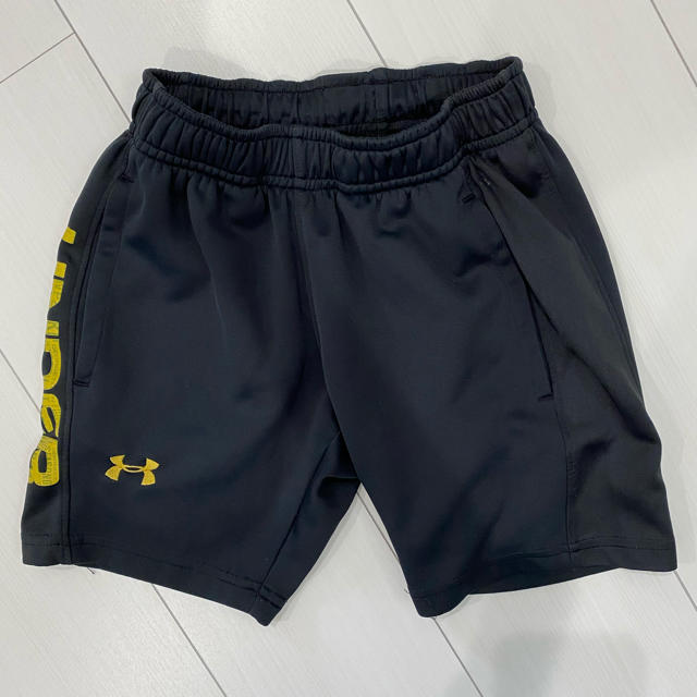 UNDER ARMOUR(アンダーアーマー)のアンダーアーマー　ハーフパンツ　130 スポーツ/アウトドアのトレーニング/エクササイズ(トレーニング用品)の商品写真