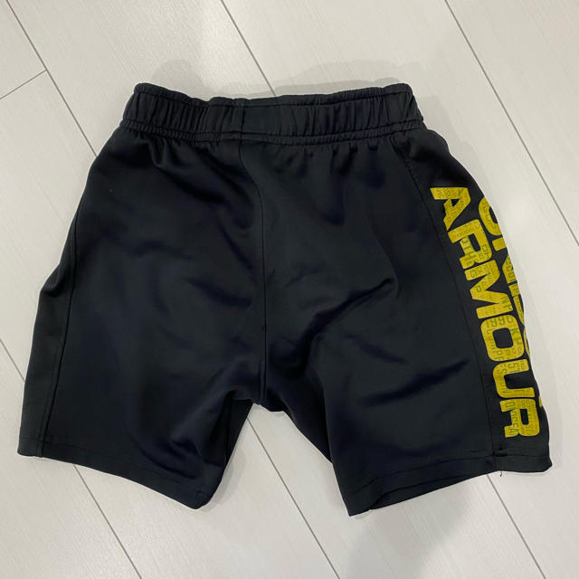 UNDER ARMOUR(アンダーアーマー)のアンダーアーマー　ハーフパンツ　130 スポーツ/アウトドアのトレーニング/エクササイズ(トレーニング用品)の商品写真