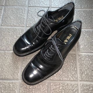 プラダ(PRADA)の【AYA様専用】PRADA　靴　黒エナメル(ローファー/革靴)