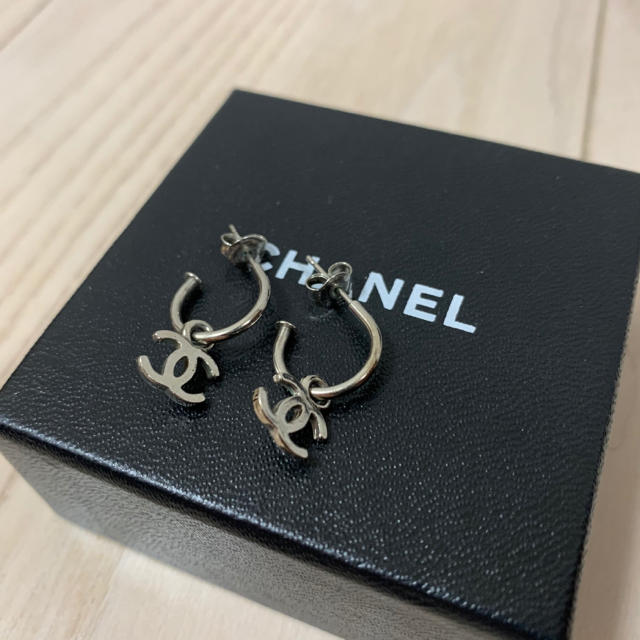 CHANEL シルバー スイングピアスレディース