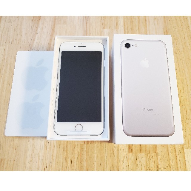 iPhone(アイフォーン)のiPhone 7 シルバー スマホ/家電/カメラのスマートフォン/携帯電話(スマートフォン本体)の商品写真