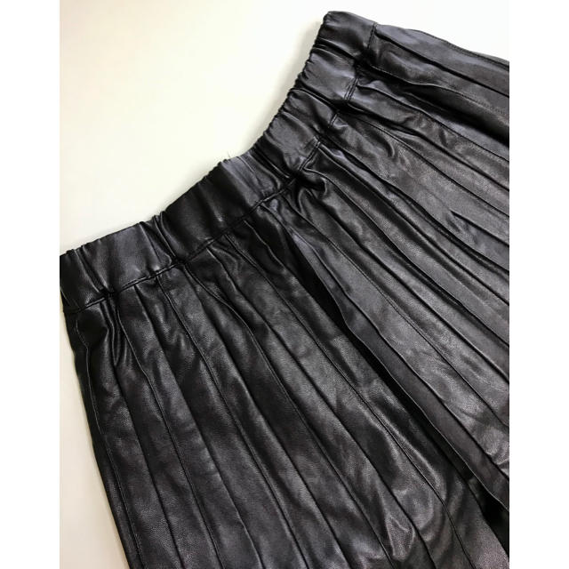 MURUA(ムルーア)の新品　ムルーア　プリーツスカート　フェイクレザー　合皮　黒　ブラック　Mサイズ レディースのスカート(ミニスカート)の商品写真