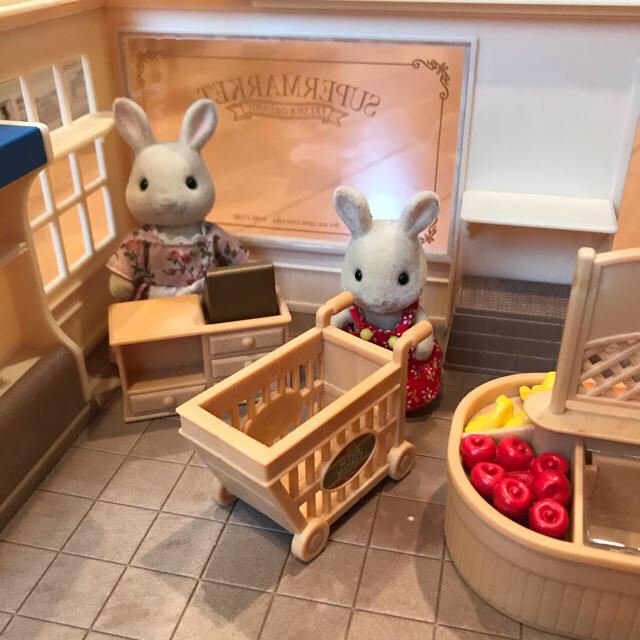 EPOCH(エポック)の森のスーパーマーケット&うさぎちゃん2体 キッズ/ベビー/マタニティのおもちゃ(ぬいぐるみ/人形)の商品写真