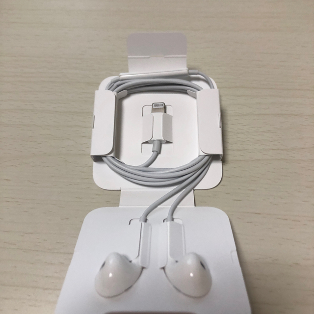 iPhone(アイフォーン)のイヤフォン スマホ/家電/カメラのオーディオ機器(ヘッドフォン/イヤフォン)の商品写真