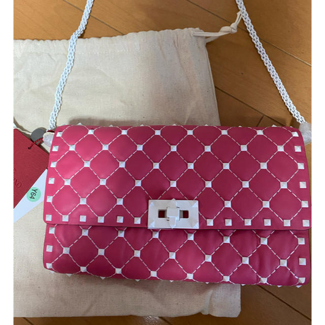 VALENTINO(ヴァレンティノ)の新品　ヴァレンチノ　ショルダーバック　ピンク　スタッズ レディースのバッグ(ショルダーバッグ)の商品写真