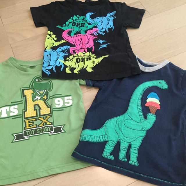 babyGAP(ベビーギャップ)の恐竜柄Tシャツ3枚セット100-110 キッズ/ベビー/マタニティのキッズ服男の子用(90cm~)(Tシャツ/カットソー)の商品写真