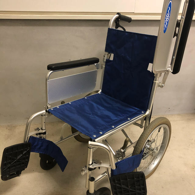 トランクに入る車椅子　跳ね上げ式　日進医療機器