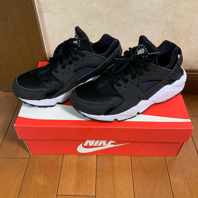 スニーカーNIKE ナイキ　WMNS AIR HUARACHE ウィメンズ エア ハラチ