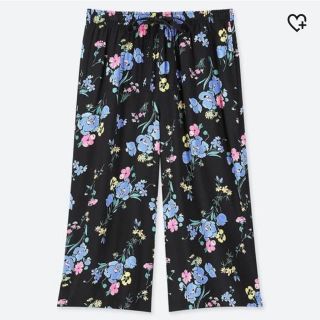 ユニクロ(UNIQLO)の新品 ユニクロ リラコ クロップド丈 ブラック フラワー 花柄 M パンツ(クロップドパンツ)