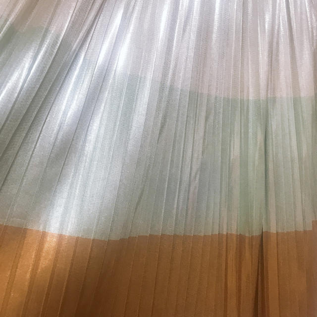 ZARA(ザラ)の【まるこ様】メタルカラー プリーツスカート レディースのスカート(ひざ丈スカート)の商品写真