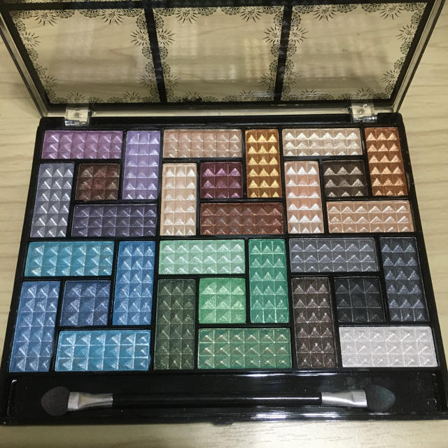 30colour アイシャドウ パレット コスメ/美容のベースメイク/化粧品(アイシャドウ)の商品写真