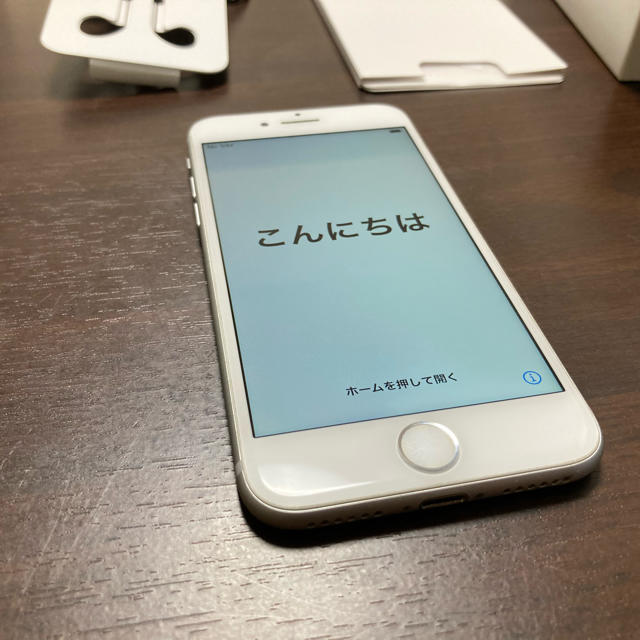 Apple(アップル)のiPhone7 256GB シルバー  SIMフリー版 中古美品 スマホ/家電/カメラのスマートフォン/携帯電話(スマートフォン本体)の商品写真