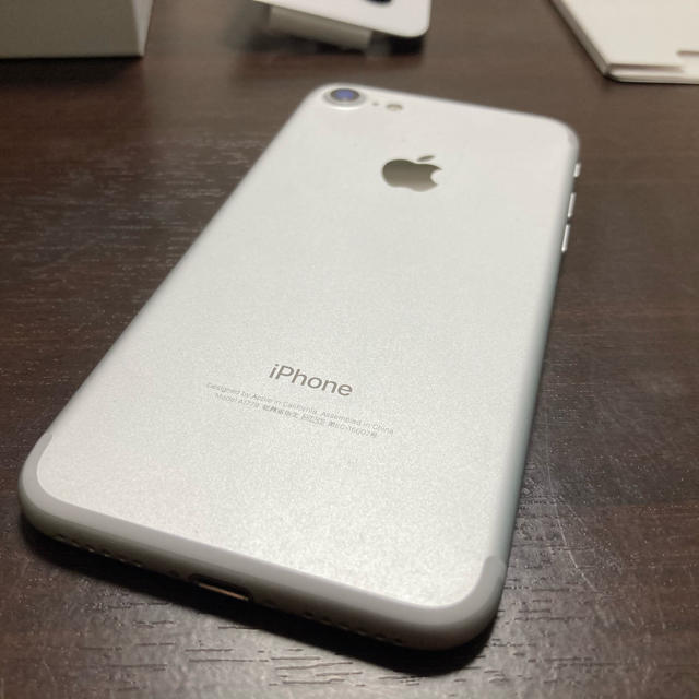 Apple(アップル)のiPhone7 256GB シルバー  SIMフリー版 中古美品 スマホ/家電/カメラのスマートフォン/携帯電話(スマートフォン本体)の商品写真
