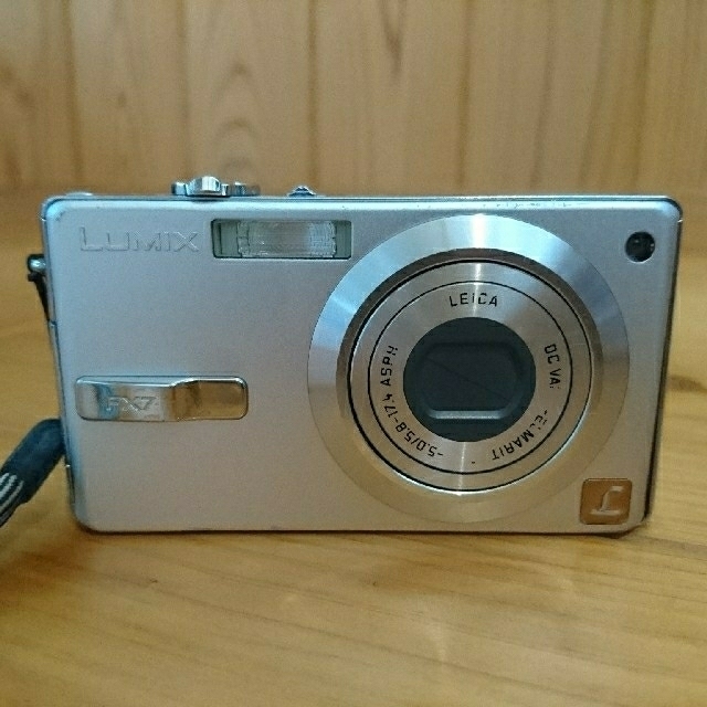 Panasonic(パナソニック)のコンパクトデジタルカメラ LUMIX DMC-FX7 スマホ/家電/カメラのカメラ(コンパクトデジタルカメラ)の商品写真