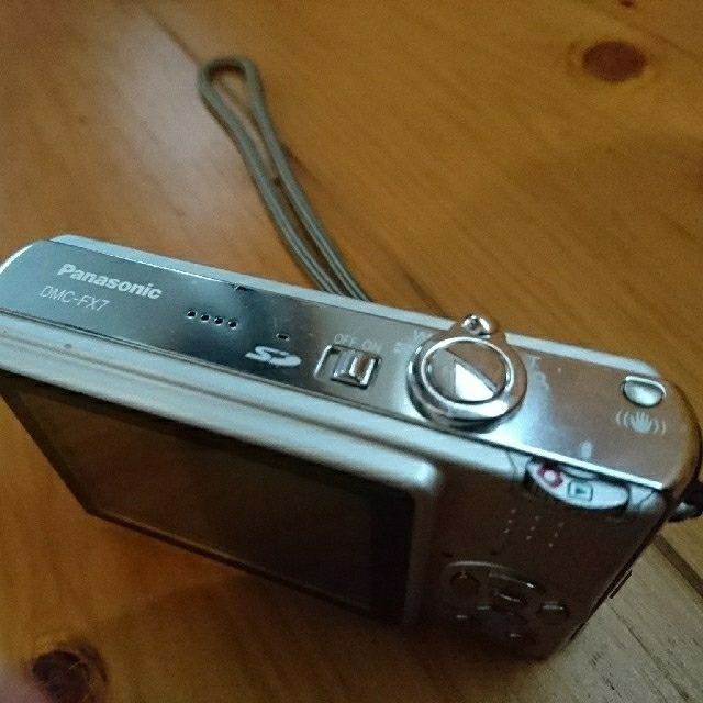 Panasonic(パナソニック)のコンパクトデジタルカメラ LUMIX DMC-FX7 スマホ/家電/カメラのカメラ(コンパクトデジタルカメラ)の商品写真