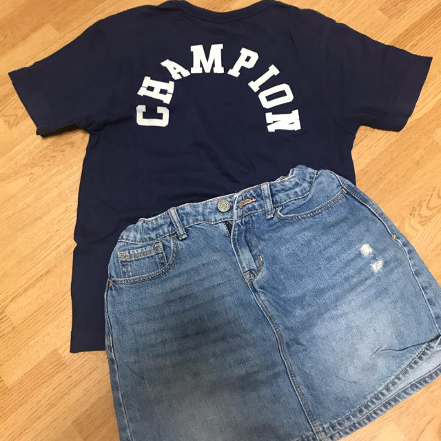 Champion(チャンピオン)の最終セール‼️Champion Tシャツ＋デニムミニスカートセット キッズ/ベビー/マタニティのキッズ服女の子用(90cm~)(Tシャツ/カットソー)の商品写真