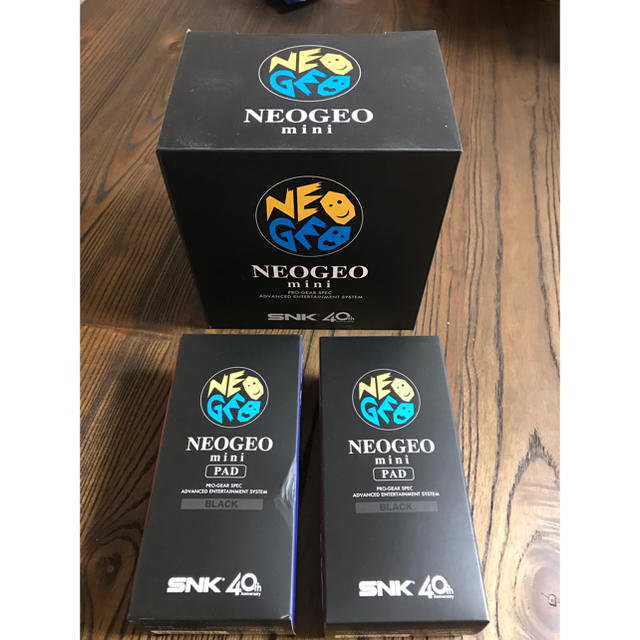 NEOGEO(ネオジオ)のNEOGEO mini HDMIケーブル＋コントローラー２個付き エンタメ/ホビーのゲームソフト/ゲーム機本体(家庭用ゲーム機本体)の商品写真