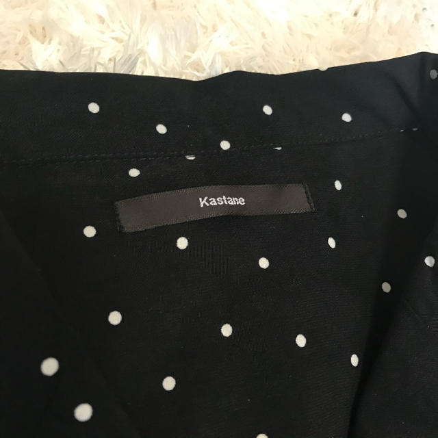 Kastane(カスタネ)のカスタネ　ドットシャツ　黒　ブラウス　未使用 レディースのトップス(シャツ/ブラウス(半袖/袖なし))の商品写真
