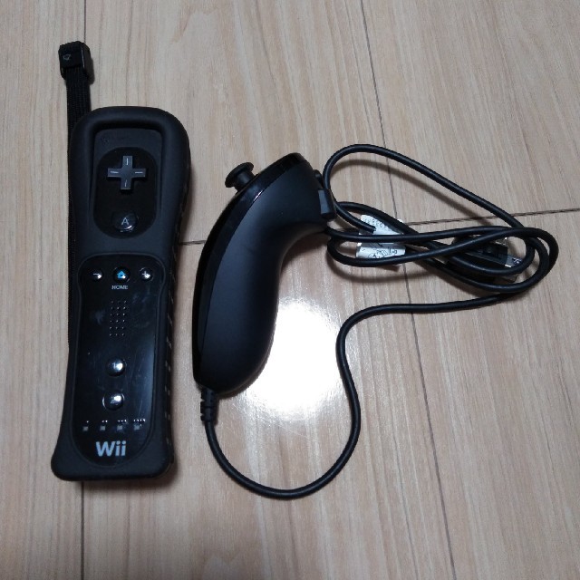 Wii(ウィー)のWii専用 コントローラー　ヌンチャクセット 黒 エンタメ/ホビーのゲームソフト/ゲーム機本体(その他)の商品写真