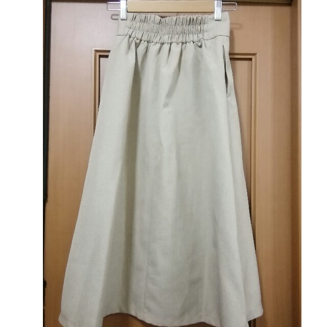 GU(ジーユー)のGU　スカート　ベージュ レディースのスカート(ロングスカート)の商品写真