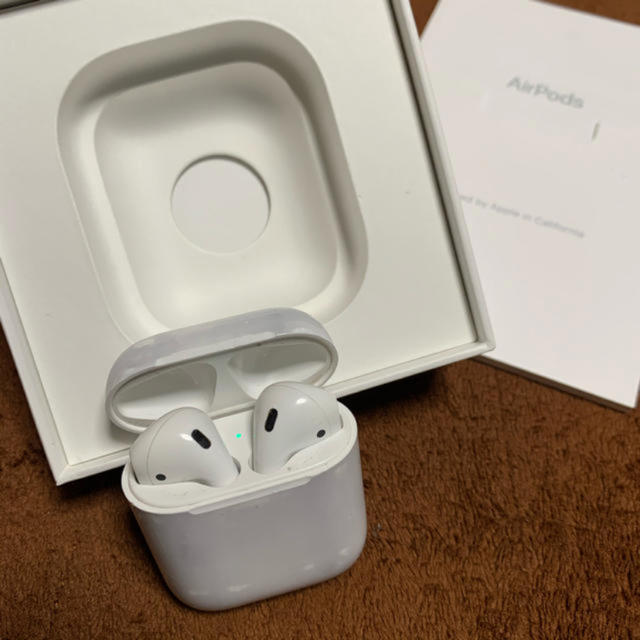 Apple(アップル)の【中古】Apple Airpods 第1世代 MMEF2J/A 箱付き  スマホ/家電/カメラのオーディオ機器(ヘッドフォン/イヤフォン)の商品写真