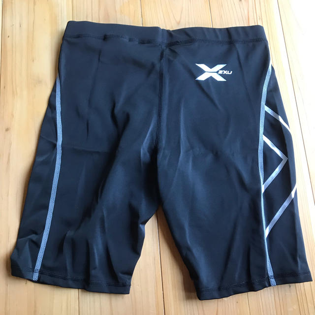 2XU(ツータイムズユー)の2XU  メンズ ショートパンツ Sサイズ silver メンズのパンツ(ショートパンツ)の商品写真