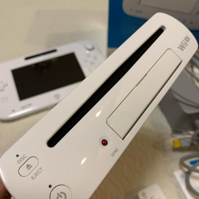 Wii U(ウィーユー)のWii U 本体　ディスク　コントローラー エンタメ/ホビーのゲームソフト/ゲーム機本体(家庭用ゲーム機本体)の商品写真