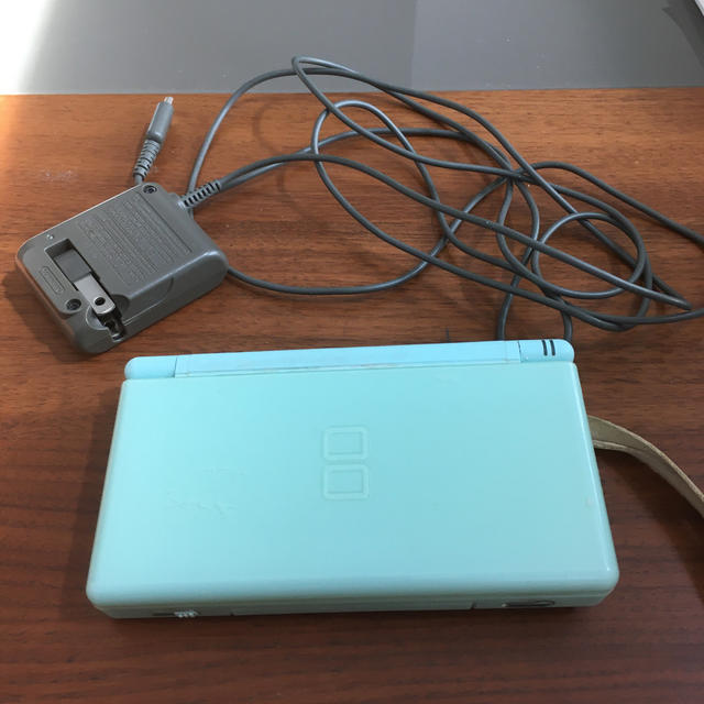 ニンテンドーDS(ニンテンドーDS)のDS Lite 本体&ACアダプター充電器　　タッチペン　グリーン エンタメ/ホビーのゲームソフト/ゲーム機本体(携帯用ゲーム機本体)の商品写真